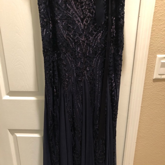 Long navy blue sequenced gown - Picture 4 of 8
